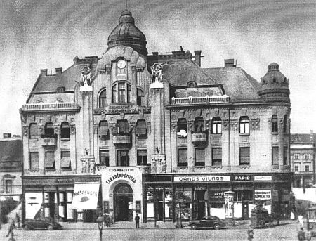 A Szombathelyi Takar&eacute;kp&eacute;nzt&aacute;r, előtte a hirdetőoszlop